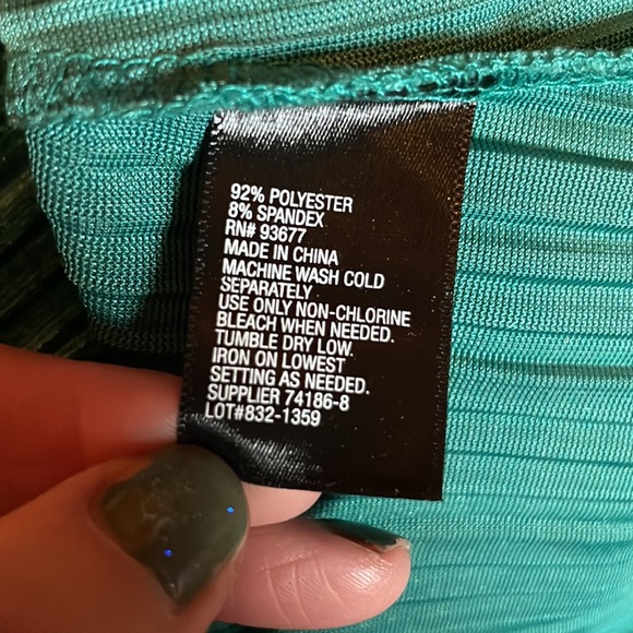 🍀 green velvet, crêpe top with ruffle sleeve sz M - Picture 4 of 4